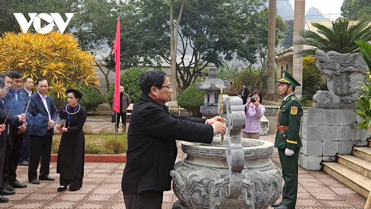 Prime Minister pays tribute to President Ho Chi Minh in Cao Bang